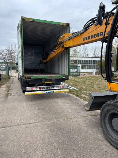 Entladung aus Transportcontainer 